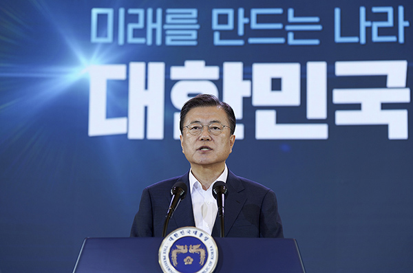 문재인 대통령이 14일 오전 청와대에서 열린 제4차 한국판 뉴딜 전략회의에서 발언하고 있다. (사진=청와대)