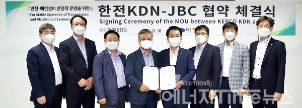 김장현 KDN사장(오른쪽에서 네번째)과 이인교 제이비씨 사장(왼쪽에서 네변째), 양사 관계자들이 기념촬영을 하고 있다.
