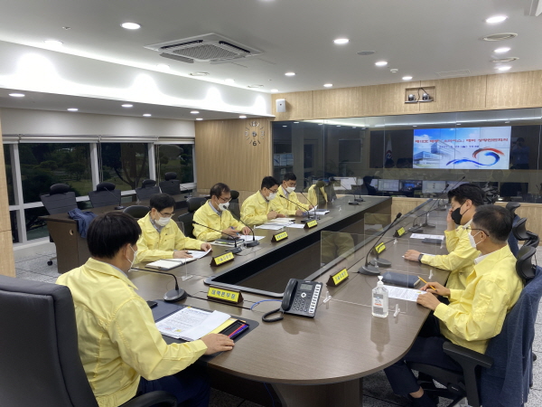 한국가스안전공사는 23일 본사 가스안전종합상황실에서 곽채식 안전관리이사 주재로 제12호 태풍 오마이스 대비 상황판단회의를 개최하고 있다.