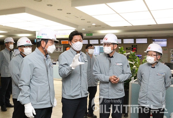 김영문 동서발전 사장(왼쪽에서 2번째)이 울산발전본부를 찾아 현장안전점검을시행하고 있다.