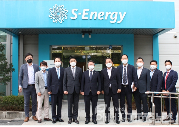 이승우 사장(왼쪽 다섯 번째)이 S-Energy 박상민 대표이사(왼쪽 네 번째)와 함께 대전공장에서 현장 간담회를 마치고 기념촬영을 하고 있다.