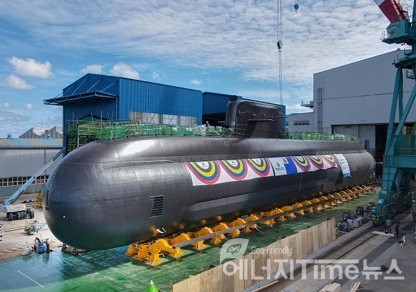 현대중공업이 28일 해군의 세 번째 3천톤급 최신예 잠수함인 ‘신채호함’을 진수했다.