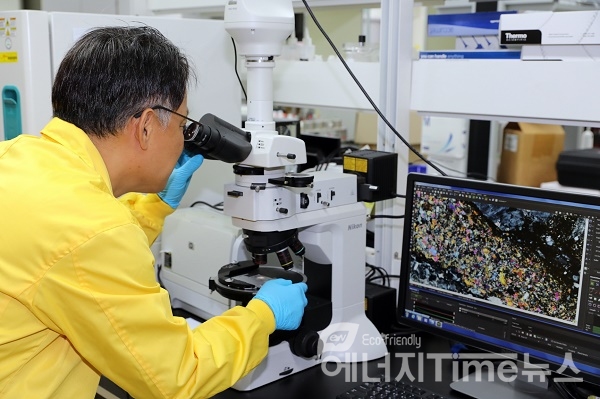 이승엽 책임연구원이 현미경을 통해 지화학 반응을 관찰하고 있다.