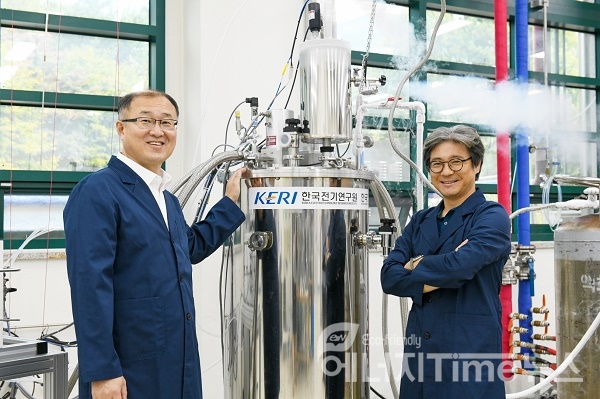 '액체수소 생산 및 장기 저장 기술'을 개발한 한국전기연구원 하동우·고락길 박사.