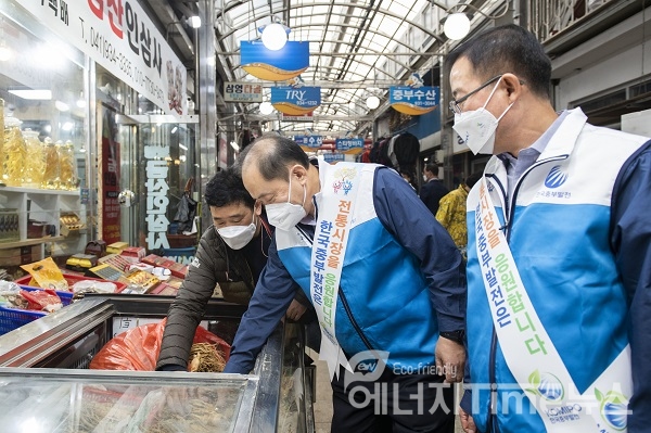 한국중부발전이 지역 소상공인 지원을 위한 보령전통시장에서 “착한소비를 위한 시장 장보기 캠페인”을 전개하였다.(김호빈 한국중부발전 사장(가운데))