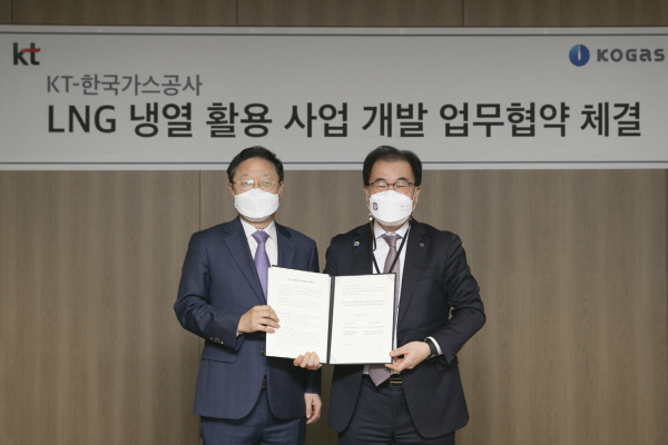 이승 한국가스공사 부사장(오른쪽)과 신수정 KT 부사장(왼쪽)이 ‘LNG 냉열활용 사업개발 업무협약(MOU)’을 체결한 후 기념촬영을 하고 있다.