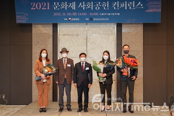 효성 커뮤니케이션실 이정원 전무(사진 오른쪽 첫번째) 와 참석자들이 김현모 문화재청장(사진 가운데)과 기념사진을 촬영하고 있다