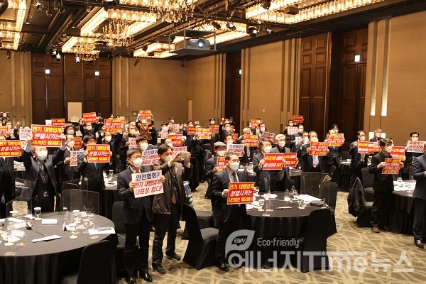 한국전기기술인협회는 14일 양제동 엘타워에서 창립 58주년 행사를 개최하는 자리에서 유사단체인 전기안전협회(가칭) 설립을 결사 반대한다는 목소리를 내며 회원사들이 포퍼먼스를 하고 있다.
