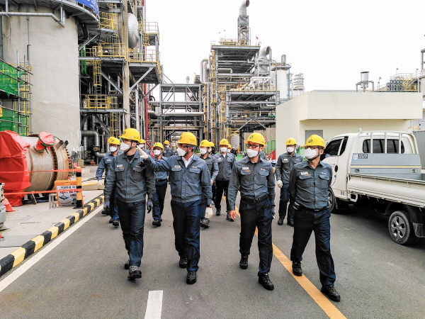 S-OIL 후세인 알 카타니 CEO(앞줄 왼쪽 두번째)가 임직원들과 함께 울산공장 생산현장에서 안전점검을 하고 있다.