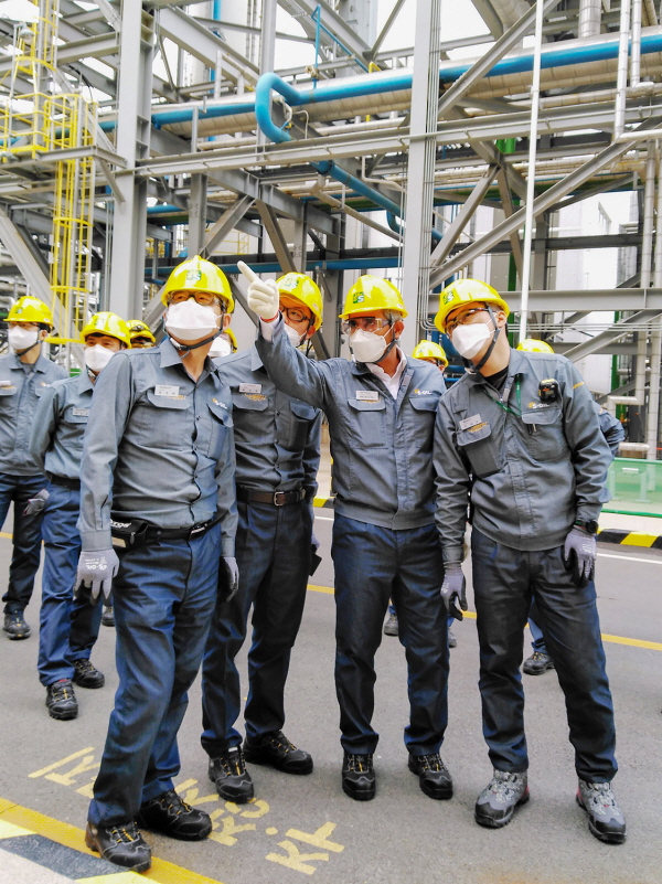 S-OIL 후세인 알 카타니 CEO(오른쪽 두번째)가 임직원들과 함께 울산공장 생산현장에서 안전점검을 하고 있다.