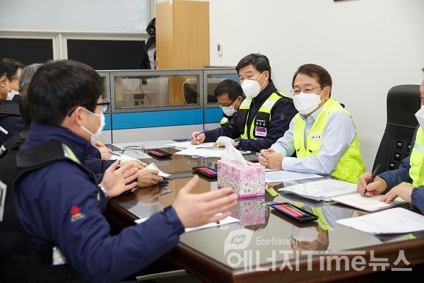 17일 박형덕 사장이 태안발전본부 협력사 현장직원들과 안전컨설팅 중인 모습.