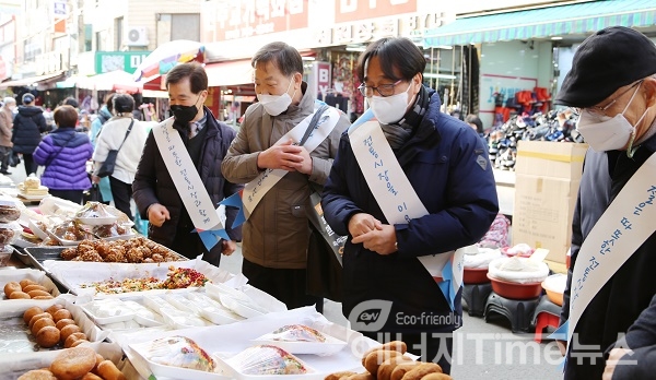 김세종 KTL 원장(오른쪽 2번째)이 진주 전통시장을 방문하여 물품 구매를 위해 둘러보고 있다.