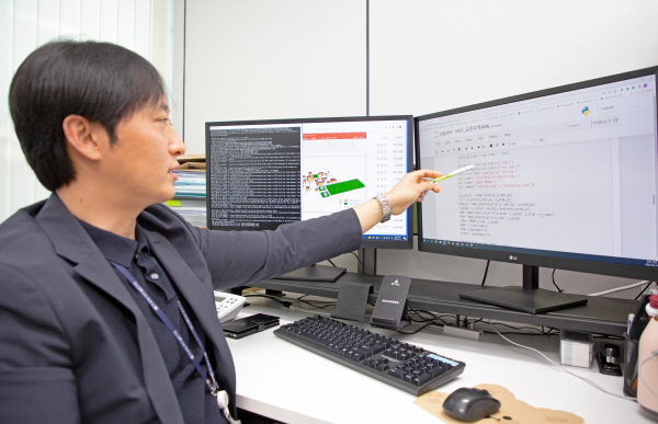 김종훈 책임연구원이 개발한 AI 모델의 훈련 및 검증 과정을 설명하고 있다.
