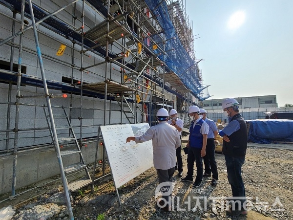 박원석 한국원자력연구원장(왼쪽에서 두 번째)이 원내 공사현장의 안전관리 상황을 점검하고 있다.
