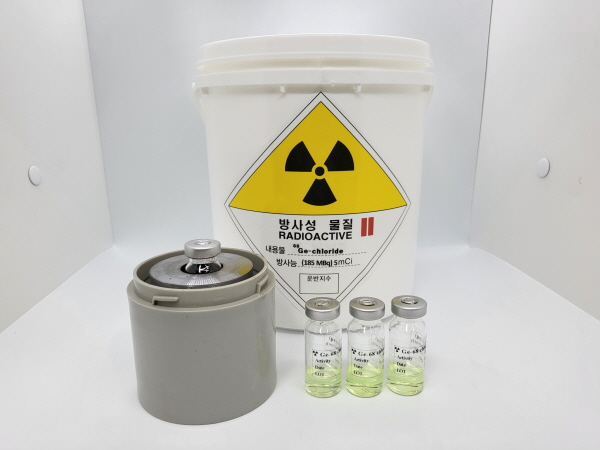 한국원자력연구원이 저마늄-68을 미국 의료기기회사 ‘샌더스 메디컬(Sanders Medical)’에 수출했다.(왼쪽부터=포장내부 납용기, 포장외장 용기, 저마늄-68 용액)
