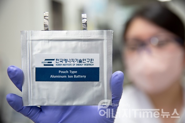 공동 연구팀이 개발한 초고속 충전 가능한 알루미늄 이온 배터리 파우치 셀을 들고 있는 모습