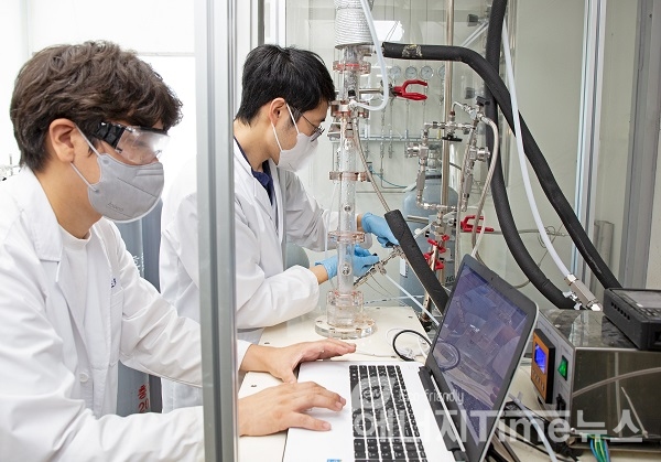 연구원이 장기간 평가를 위해 질소산화물 흡수-재생 순환실험을 하고 있는 있다.