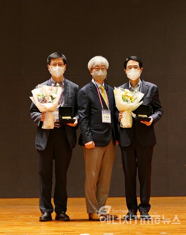 한국전기연구원 김남균 연구부원장(왼쪽)이 '자랑스런 전기전자재료인상'을 수상했다.