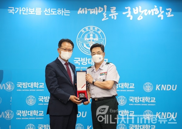 국방대와업무협약기념촬영중인_한국전기안전공사 박지현 사장(좌측)