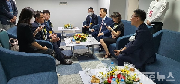 개막식 전 한국측과 베트남 관계자들이 VIP실에서 환담을 하고 있다.
