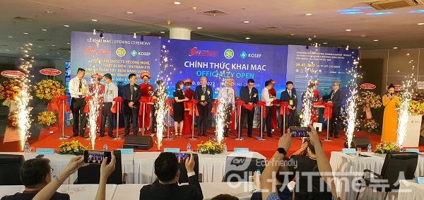 한국-베트남 스마트전력에너지전시회 개막을 알리는 테이프컷팅행사가 진행됐다.