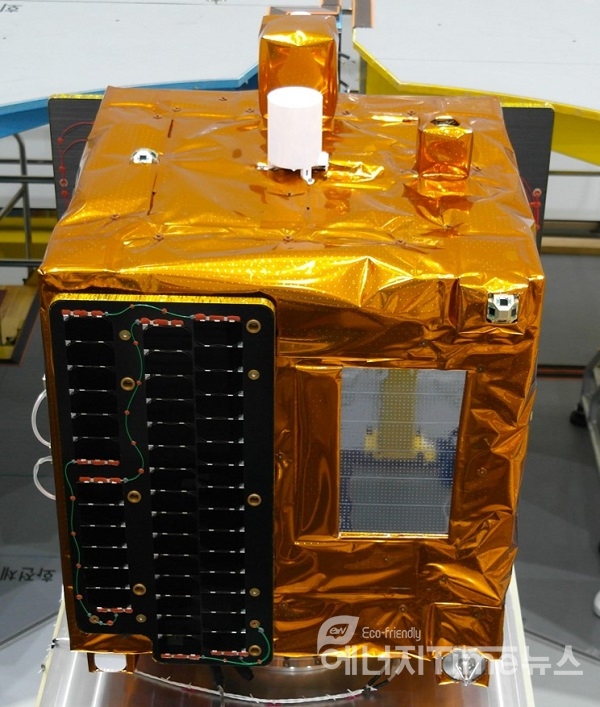 한국원자력연구원이 개발한 우주용 동위원소전지 시제품 누리호 성능검증 위성 탑재 모습