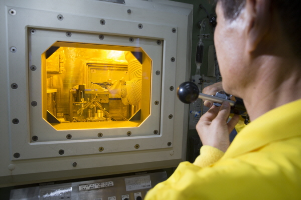 원자력연구원 방사성동위원소 생산 시설에서 ‘루테튬-177’을 제조하고 있다.