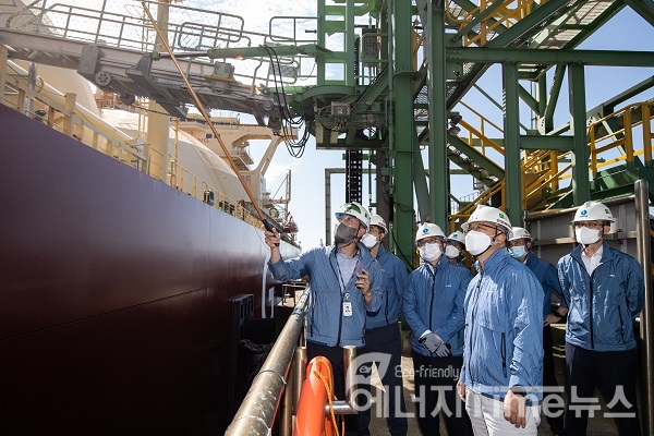 채희봉 가스공사 사장(왼쪽에서 세번째)이 지난 1일 인천 LNG 생산기지 집중안전점검을 직접 참관했다