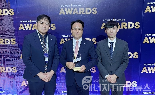 남부발전 김창환 남제주빛드림본부장(왼쪽 두 번째)이 태국 방콕에서 열린 2022 Enlit Asia 국제 컨퍼런스 행사에서 ‘Power Plant of the Year’를 수상하고 기념촬영을 하고 있다.