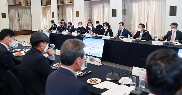 지난 13일 프레스센터에서 이창양 산업부 장관 주제로 회의가 열리고 있다.