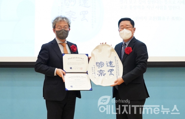조석 현대일렉트릭 대표이사 사장(오른쪽)이 ‘2022년 한국품질경영학회 추계 학술대회 품질상 시상식’에서 ‘글로벌품질경영인 대상’을 수상하고 있다.