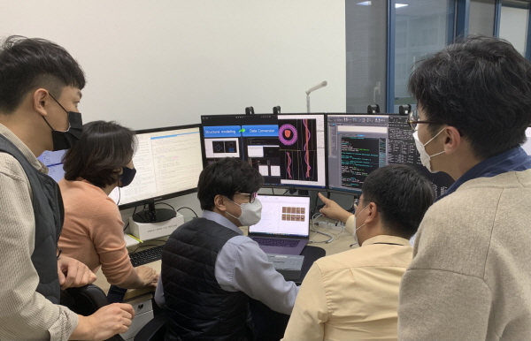 한국원자력연구원 연구진이 자체개발한 ‘시뮬레이션 평가 기술’을 분석하고 있다.