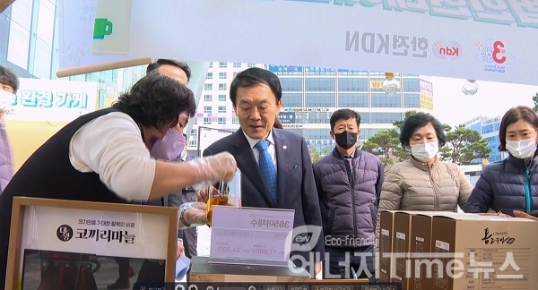 「KDN 상생마켓」에 참여해 사회적경제기업의 상품 설명을 듣고 있는 한전KDN 김장현 사장과 나주 혁신도시 지역주민들