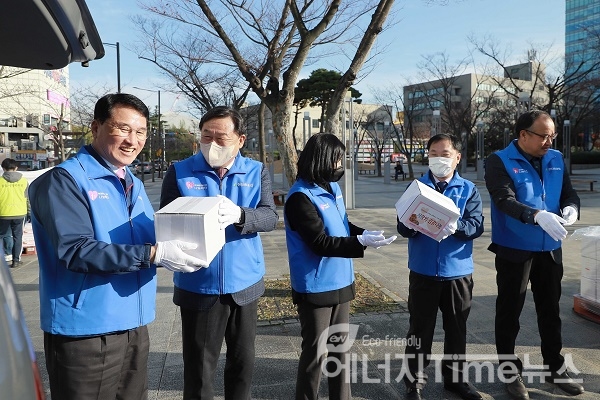 한영석 부회장(왼쪽 첫 번째)과 김종훈 동구청장(왼쪽에서 두 번째) 등 행사 참석자들 김치를 나르고 있다.