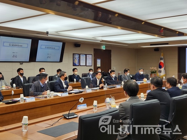 남부발전이 1일 부산 본사 비전룸에서 CEO 주재로 겨울철 안정적인 전력공급을 위한 전사 발전운영부서장 회의를 개최했다.
