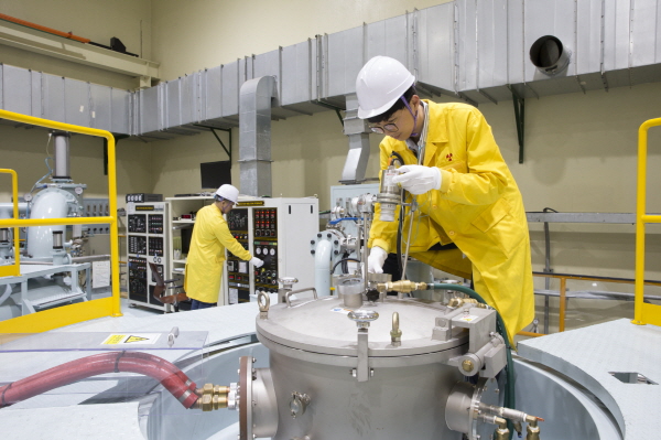 한국원자력연구원은 세계에서 유일하게 ‘원심분무 핵연료 분말 제조기술’을 적용해 고밀도 저농축 우라늄실리사이드 판형핵연료를 생산하고 있다.