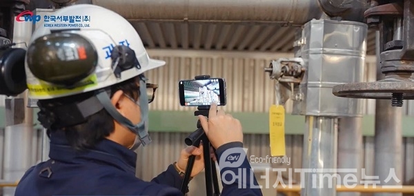 발전소 현장에서 스마트모바일을 활용해 중앙제어실로 영상을 송출하는 모습.