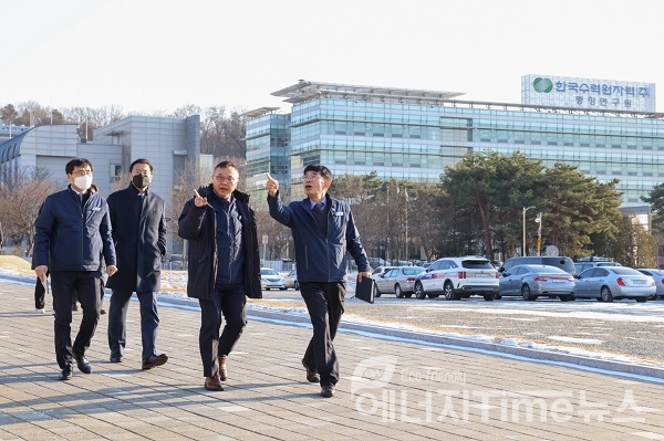 황주호 한수원 사장(오른쪽 두번째)이 19일 대전에 있는 한수원 중앙연구원에서 올해 마지막 현장경영을 펼쳤다.