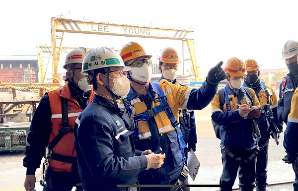 현대중공업 최고안전책임자(CSO)인 노진율 사장이 9일 사외 협력사인 이영산업기계를 찾아 안전관리 기술지원 활동을 펼쳤다.