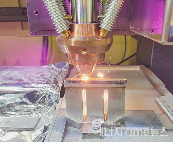 한국원자력연구원이 자체 개발한 금속 3D 프린터가 티타늄 합금 블레이드의 손상부를 복원하고 있다.