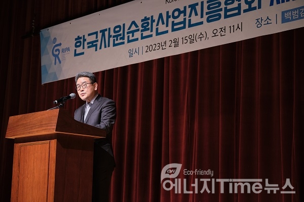 15일 한국자원순환산업진흥협회 제3대 회장으로 취임한 민경보 회장이 취임사를 하고 있다.