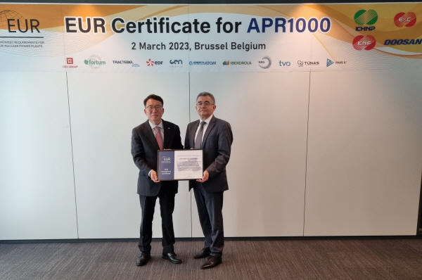 이승철 한수원 품질기술본부장(왼쪽)이 현지시간 2일 벨기에 브뤼셀에서 APR1000 유럽사업자협회 설계인증서를 받고 있다.(오른쪽 마뉴엘 카라스코 EUR협회장)