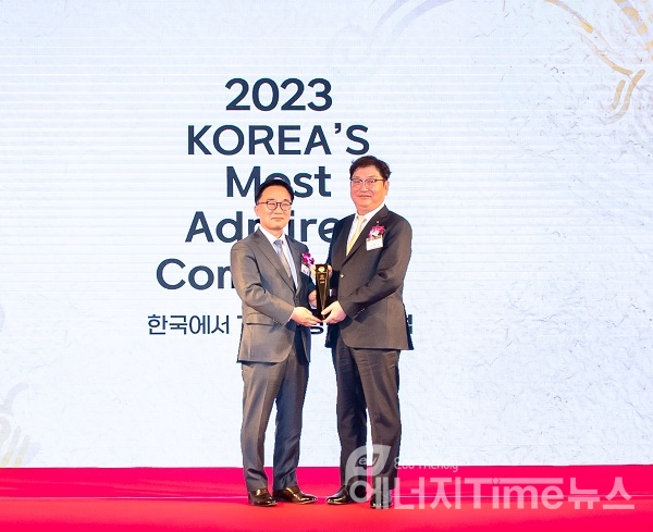 S-OIL은 17일 서울 콘래드 호텔에서 열린 ‘2023 한국에서 가장 존경받는 기업’ 시상식에서 5년 연속 All Star 30 및 7년 연속 정유산업부문 1위에 선정되었다. (S-OIL 서정규 국내영업본부장 (우측), 한국능률협회컨설팅(KMAC) 한수희 대표이사 사장)