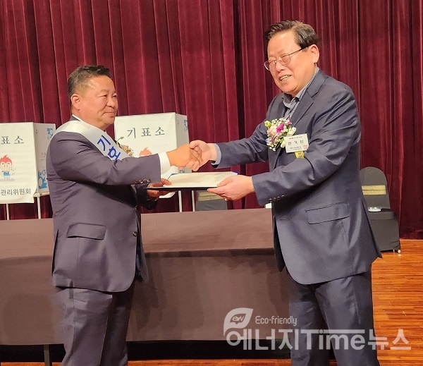 성대흥 선거관리위원장(오른쪽)이 문희봉 당선자에게 당선증을 전달하고 있다.