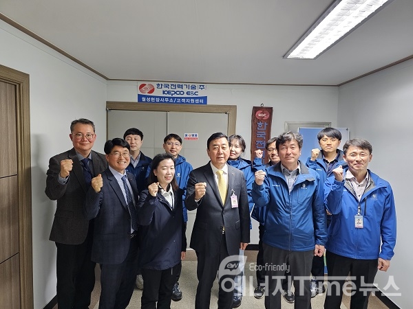 월성현장사무소를 방문한 한국전력기술 윤상일 상임감사(사진 앞줄 오른쪽에서 세번째)가 현장 파견 직원들과 기념 사진을 촬영하고 있다.