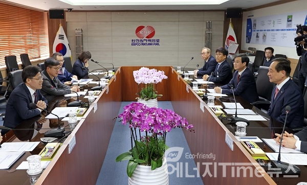 유국희 원자력안전위원회 위원장은 24일 대전 유성구 한전원자력연료(KNF)를 방문해 인사말을 하고 있다.