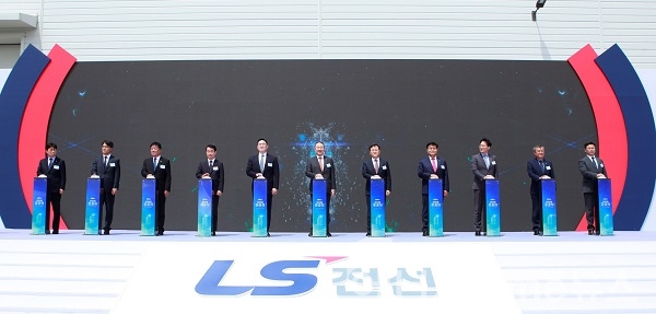 LS전선 ‘HVDC 해저케이블 공장 준공식’에서 구자은 LS그룹 회장(왼쪽 6번째), 명노현 ㈜LS 대표(왼쪽 7번째), 구본규 LS전선 대표(왼쪽 5번째) 등이 기념 세리머니를 하고 있다.