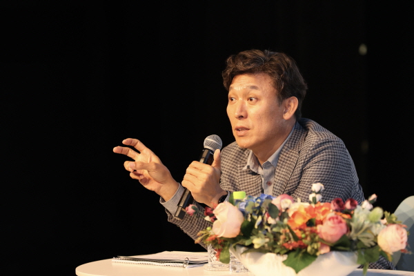 김영문 동서발전 사장이 토크콘서트에서 .에너지혁신을 통한 미래를 말하다'에 대해 말하고 있다.
