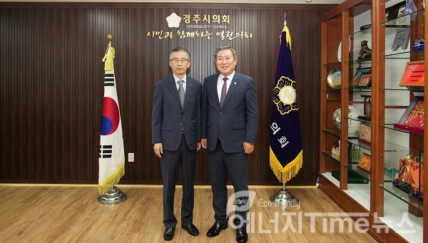 조성돈 한국원자력환경공단 이사장(좌측), 이철우 경주시의회 의장(우측)