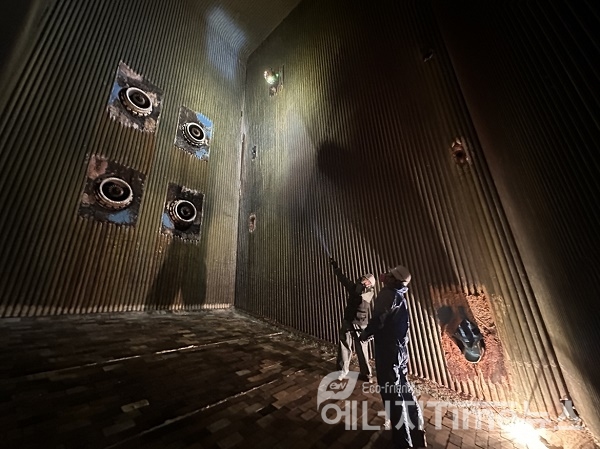 2일 대전 열병합발전소 보일러 화실 내부에서 한국에너지공단 검사원이 첨단 드론을 활용한 보일러 시범 검사를 하고 있다.